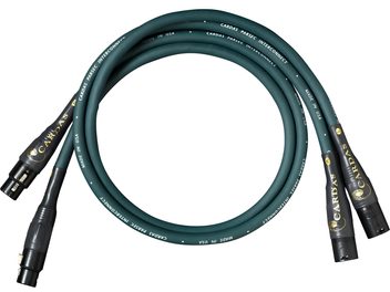 Ciemnozielony kabel audio XLR Cardas Parsec z czarnymi złączami XLR i złotym logo, widok z góry na białym tle