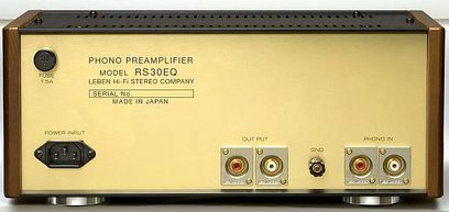 Forgyldt Leben RS-30EQ phono-forforstærker, set forfra, med RCA-indgange og -udgange, vælgere og strømindikatorlampe