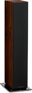 Altavoz de columna Triangle Antal serie EZ en chapa de teca, frontal con rejilla negra, vista en tres cuartos desde el frente izquierdo, colocada sobre una base negra brillante con patas metálicas