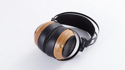 Åben hovedtelefon fra Sendy Audio Aiva zebrano, sorte transducere og zebratræskaller, set fra venstre trekvartersvinkel