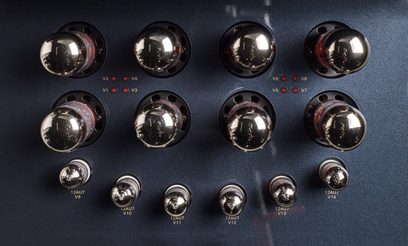 PrimaLuna Evo 400 integreret sort. 14 gennemsigtige vakuumrør set forfra, arrangeret i 2 vandrette rækker med 7 rør i hver på et mat sort panel