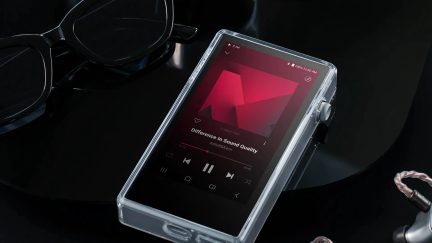Přenosný digitální audio přehrávač s dotykovým displejem v průhledném pouzdře, červeným hudebním rozhraním a kabelovými sluchátky poblíž