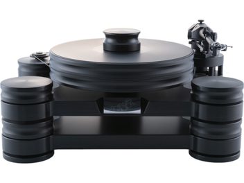 Vinylová hi-fi gramodeska Transrotor Dark Star Reference RB880 v matné černé barvě z masivního kompozitu, pohled zepředu mírně shora, s tlustým kruhovým talířem, centrálním přítlačným kotoučem, bočním řemenem vlevo, ramenem vlevo a třemi širokými válcovými nohami poskládanými na sobě pro stabilní podpůrný systém.