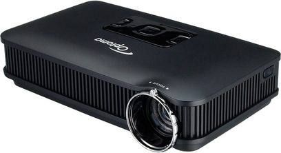 Optoma PK301 sort lommeprojektor, set forfra, rektangulær form, decentreret linse, ventilationsgitter