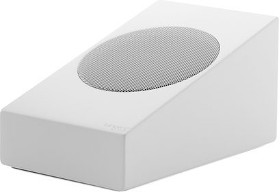 Witte Tangent Spectrum II XATM Dolby Atmos-luidspreker, schuine hoekbehuizing, geperforeerd metalen rooster, driekwartaanzicht