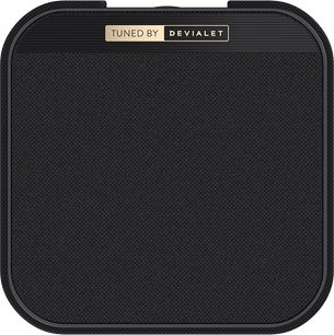 Kompakt Hisense HT Saturn-højttaler set forfra i close-up, med sort akustisk stof og afrundet plastikkant, gylden "Tuned by Devialet"-plade centreret øverst