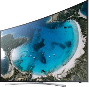 Samsung UE65H8000 buet TV set forfra, turkisblå skærm der viser en strand og både set fra oven