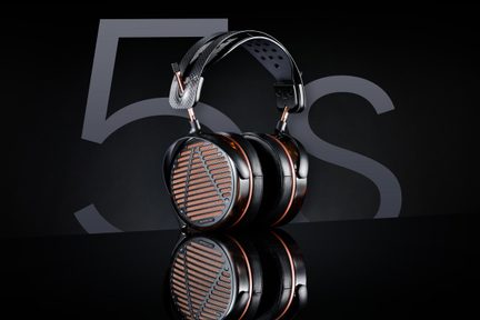 Audeze LCD-5 augstas precizitātes melnas un vara krāsas apkārt ausīm liekamas austiņas ar atvērtu resti un oglekļa ādas galvas stīpu uz melna fona