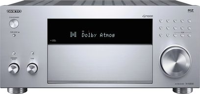 Onkyo TX-RZ830 sølvfarvet hjemmebiograf-forstærker, set forfra, "Dolby Atmos" vist på skærmen, kontrolknapper og -hjul