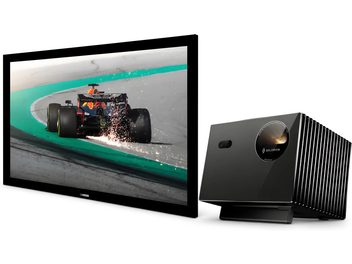Schermo di proiezione VIVIDSTORM nero con immagine di Formula 1 e videoproiettore Valerion nero vista a tre quarti