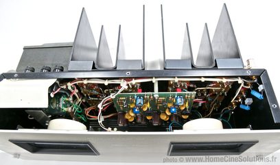 Phase Linear 400 Series Two stereoforsærker, set forfra med åbent kabinet, der viser de indvendige komponenter og aluminiumskølere