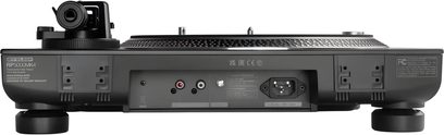 Чорний програвач вінілу Reloop RP 5000 MK4, вигляд ззаду з роз’ємами RCA, клемою заземлення, вимикачем і роз’ємом мережевого живлення