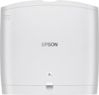 Epson EB-QB1000 hvid, set forfra, glat overflade, centralt logo, indikatorer til venstre, knap nederst, ensartet finish