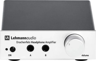 Lehmann Audio Drachenfels sølvfarget hodetelefonforforsterker, frontvisning, med ON/A/B-knapper og volumkontroll, hodetelefonkontakt og metallkabinett