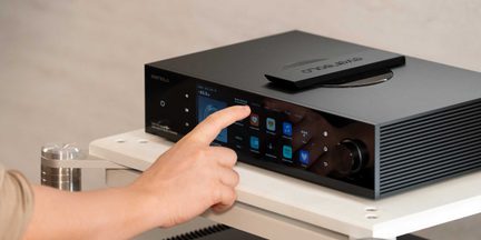 Leitor de rede EverSolo DMP-A6 preto com ecrã tátil, controlo de volume e painel frontal estriado