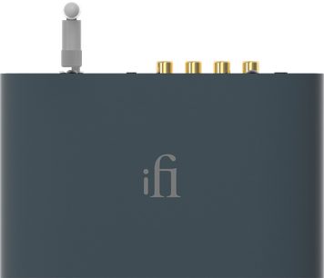 Безжичен предавател iFi Audio Zen blue 3, изглед отгоре, сива антена, 4 златни конектора, тъмносив корпус, лого "iFi"