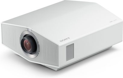 Bílý projektor Sony VPL-XW7000ES, pohled zepředu, obdélníkový tvar, posunutý objektiv, boční ventilační mřížky