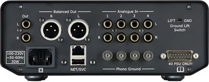 Čierny kovový phono predzosilňovač Cyrus 40 PPA, zadný pohľad, výstupy XLR a RCA, vstupy RCA, zásuvka IEC, RJ45, uzemňovacia svorka