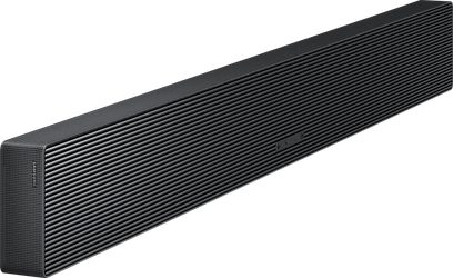 Černý kovový soundbar, pohled z levého předního tříčtvrtečního úhlu, přední mřížka s horizontálními lamelami, perforovaný boční konec s logem Samsung a centrální panel se čtyřmi integrovanými tlačítky na přední straně