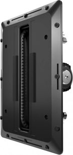 Indbygget subwoofer SFC-12-SW, set fra vinkel, sort rektangulært panel, centrale åbninger, synlige fastgørelser