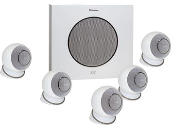 Pack 5.1 Eole 4 blanco de Cabasse compuesto por 5 altavoces esféricos blancos y un subwoofer circular blanco con rejilla negra, vistos de frente