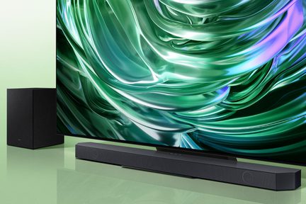 Kurvet grøn og blå skærm, rektangulær sort soundbar foran, frontvisning, nærbillede