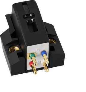 Trekvart forfra-visning af en Audio Technica AT-VM670xSP hi-fi phono-pickup i sort plast, hvid front, fire guldbelagte metalstifter med røde, grønne og blå markeringer, integrerede guldbelagte gevind