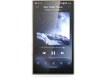 Lettore audiophile FiiO M21 in titanio, custodia metallica rettangolare con ampio schermo touchscreen acceso e bordi sottili, vista frontale
