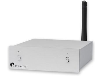 Trådlös sändare Pro-Ject BT Box S2 HD silver, rektangulärt hölje, frontpanel med 2 runda knappar och 2 indikatorlampor, svart vertikal antenn till höger