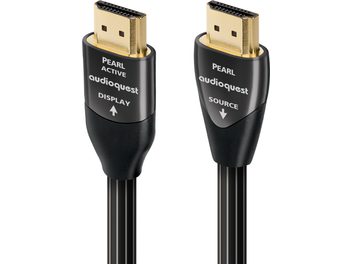 Du juodi „Audioquest Pearl Active" HDMI kabeliai su auksiniais HDMI kištukais, vienas pažymėtas „DISPLAY", kitas – „SOURCE"