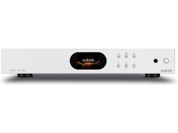 Lettore audio di rete Audiolab 7000N Play argento con schermo centrale nero che mostra un grafico arancione e pulsanti a destra
