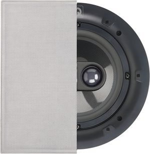 Q Acoustics Qi65SP ST indbygget loftshøjttaler set forfra, billedet delt mellem et hvidt perforeret metalgitter og den mørkegrå cirkulære højttaler omgivet af en sort plastikramme med en skinnende centermellemtone