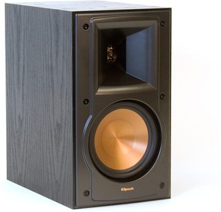 Reprosoustava Klipsch RB-51 MkII v tmavém dřevě, pohled zepředu mírně zespodu, viditelný oranžový reproduktor