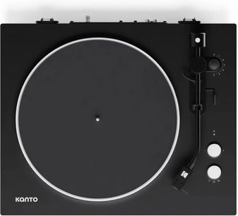 Sort Kanto OBI3 G2-pladespiller set ovenfra med cirkulær pladetallerken og tonearm til højre