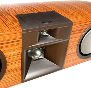 Klipsch P27C naturlig træ-center højttaler, 3/4 bagfra visning der viser tilslutningsklemmerne og bass-refleks-porten