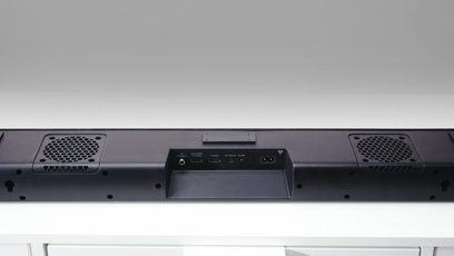 Denon DHT-S216 sort soundbar set forfra, med tilslutninger og kontrolknapper på toppen