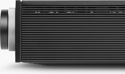 Vista laterale ravvicinata dell’amplificatore hi-fi integrato stereo Cambridge Audio Evo 150SE nero in alluminio scanalato, dissipatore di calore a alette orizzontali, ampia manopola di regolazione argentata sul frontale