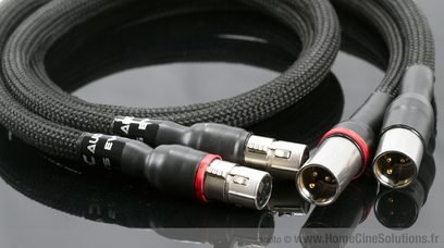 Sorte XLR-lydkabler fra MPC Audio, Abyss Evo, med sølvfarvede og røde XLR-stik, sort flettet kabelbeklædning, nærbillede