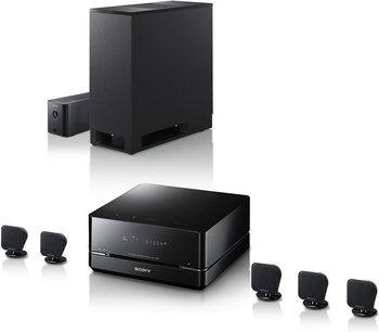 Sony DAV-IS50 sort hjemmebiograf-system i sort, bestående af en kubisk subwoofer og 5 kubiske satellithøjttalere