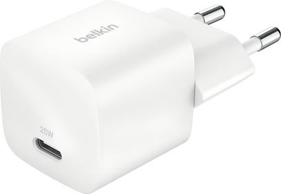 Belkin BoostCharge 25 W USB-C-vægoplader i hvid med europæisk stik, set skråt forfra