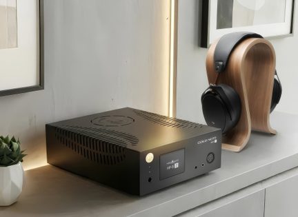 Gold Note HP-5 Z hodetelefonforsterker svart, sett i trekvart vinkel på møbel med svarte hodetelefoner på trestativ