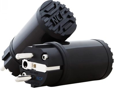 Conector de alimentación negro mate NCF con enchufe Schuko y cable forrado negro, vista lateral izquierda