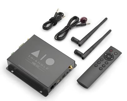 Zwarte Triangle multimediabox met afstandsbediening, twee WiFi-antennes, jackkabels en infraroodsensor