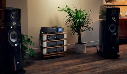 Hi-Fi oszlophangszóró pár, fekete lakk felület, kettős mély-szóró, kupola csúcs-szóró, basszus reflex nyílás, téglalap alakú alátét, elől nézet