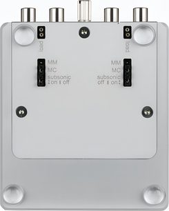 Preamplificatore fonografico ClearAudio Nano Phono V2 argento, vista frontale, case rettangolare argentato con pulsanti e prese audio