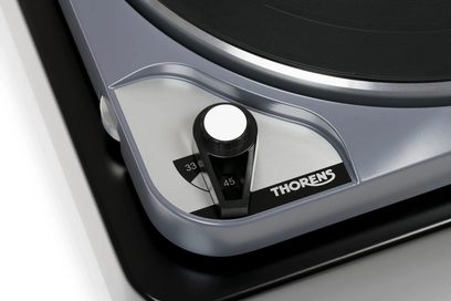 Thorens TD 124 DD metalik gri plak çalar, okuma kolu ve plak tablası üzerine yakın ve üstten çekilmiş görüntü