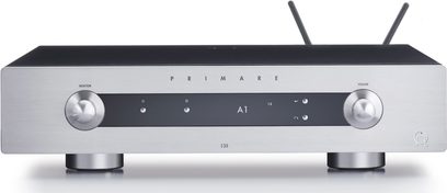 Primare I35 Prisma zilveren stereo hi-fi versterker, vooraanzicht, zwarte en zilveren voorkant, 2 draaiknoppen, centraal display
