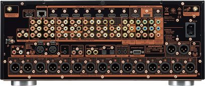 Marantz AV8805A sort forstærker til hjemmebio, set forfra, med mange guldbelagte stik og knapper på den sorte frontpanel