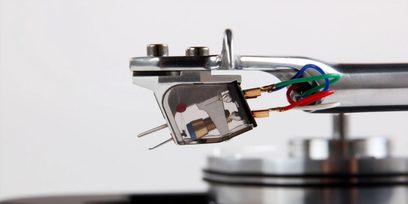 Rega Planar 10 mat sort pladespiller med Apheta 3 MC-pickup, nærbillede af tonearmen og pickuppen
