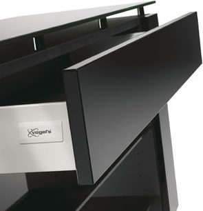 Vogel's Q6120 sort TV-møbel, set fra siden, vinkelformet metalramme med glashylde, rent og moderne design